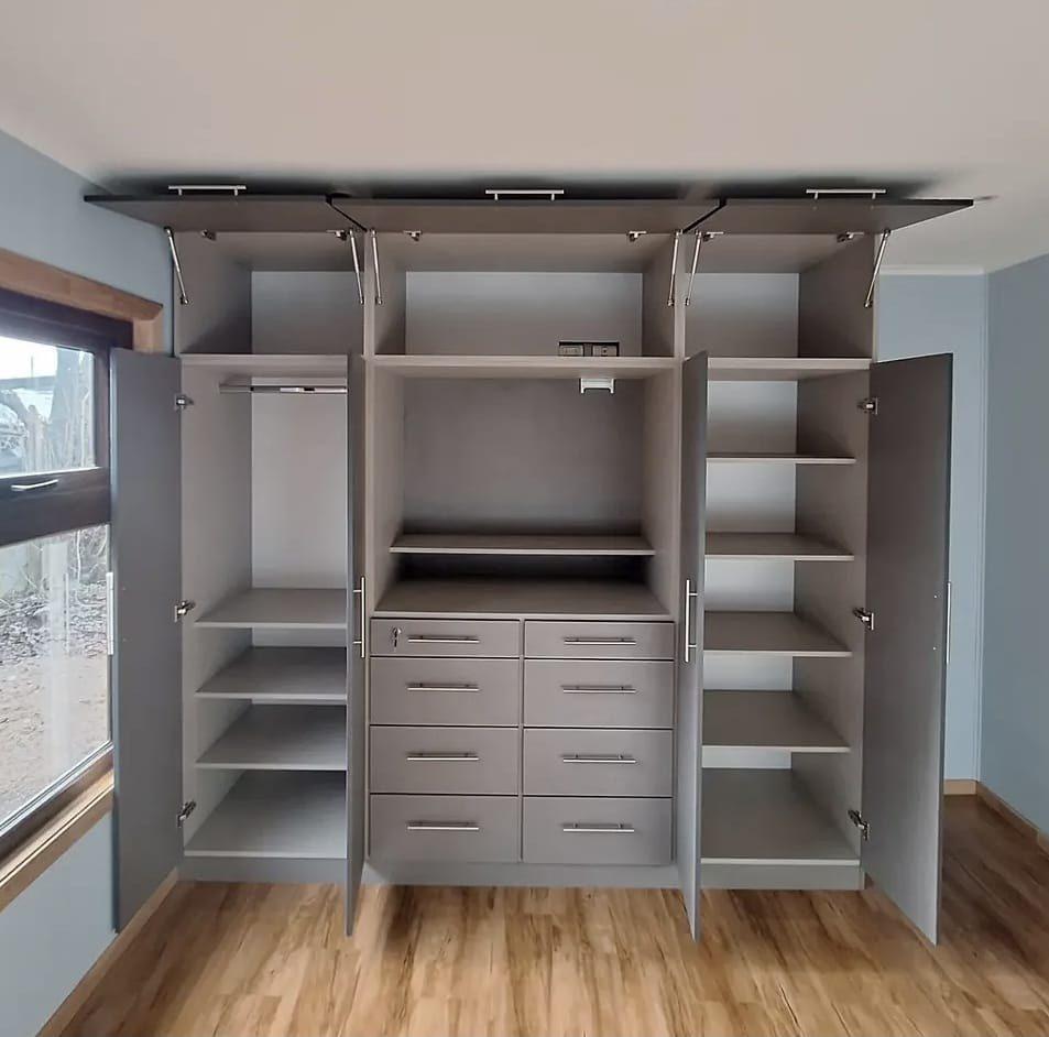 Clóset de pared completa con puertas y cajonera