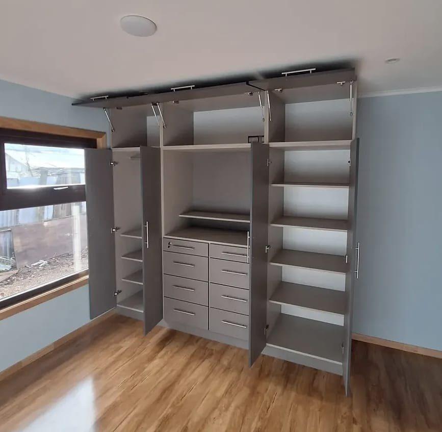 Clóset a medida de pared completa con puertas y cajonera