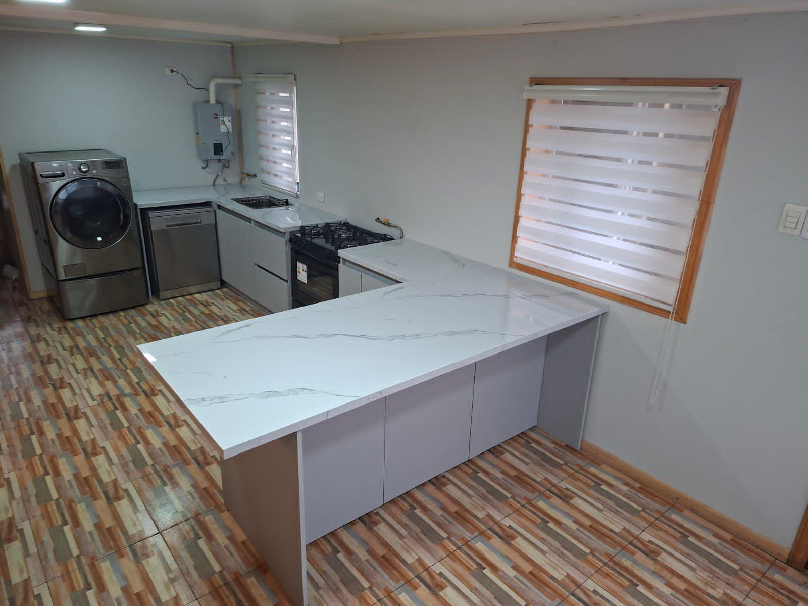 Cocina en U en melamina con cubierta de cuarzo blanco