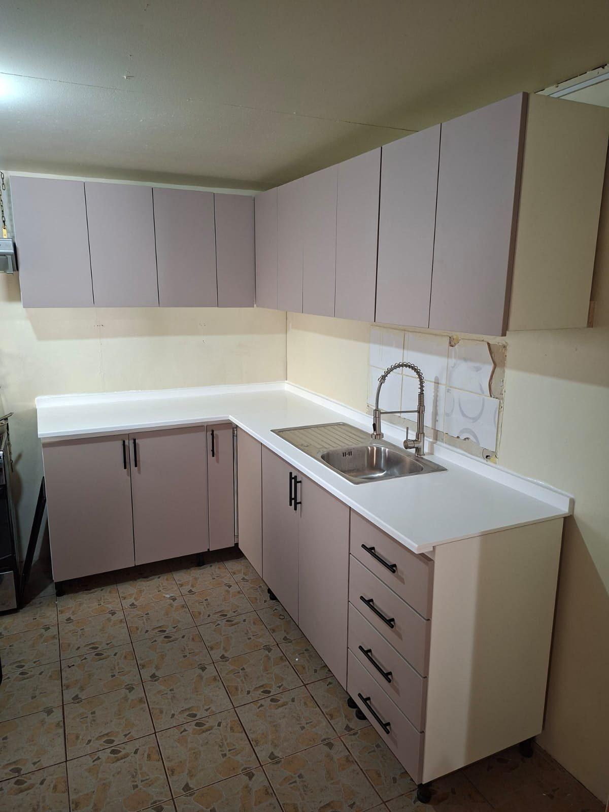 Cocina a medida con muebles altos y bajos y cubierta de cuarzo