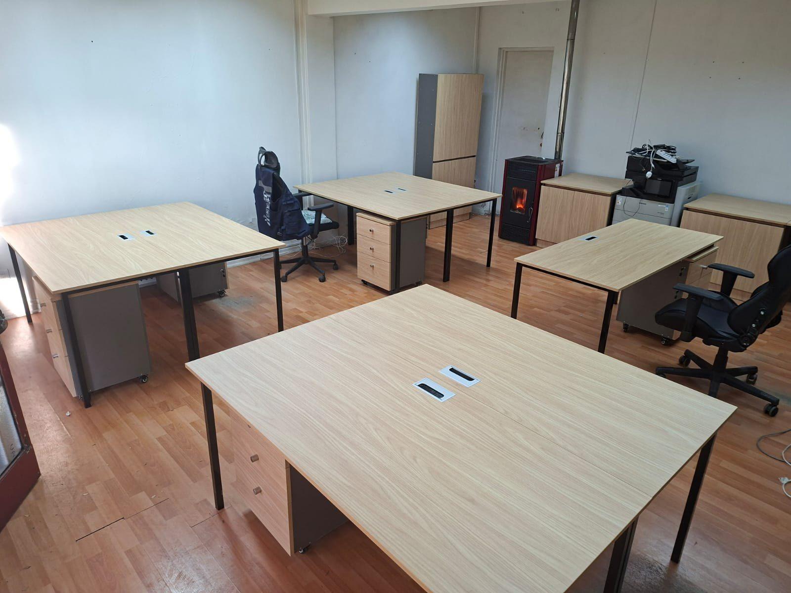 Sala de oficina con varios puestos de trabajo a medida