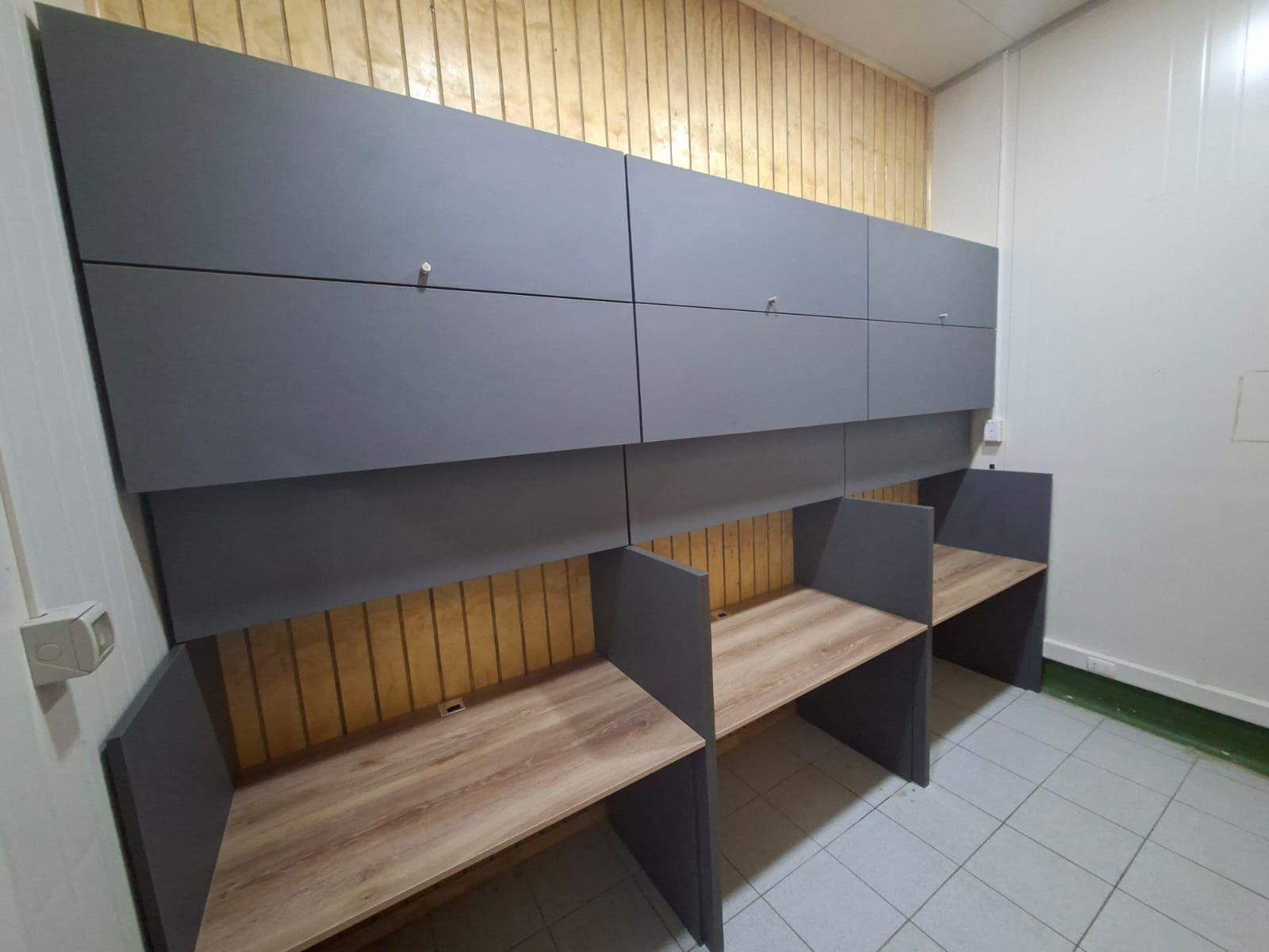 Sala de oficina equipada a medida con varios puestos de trabajo