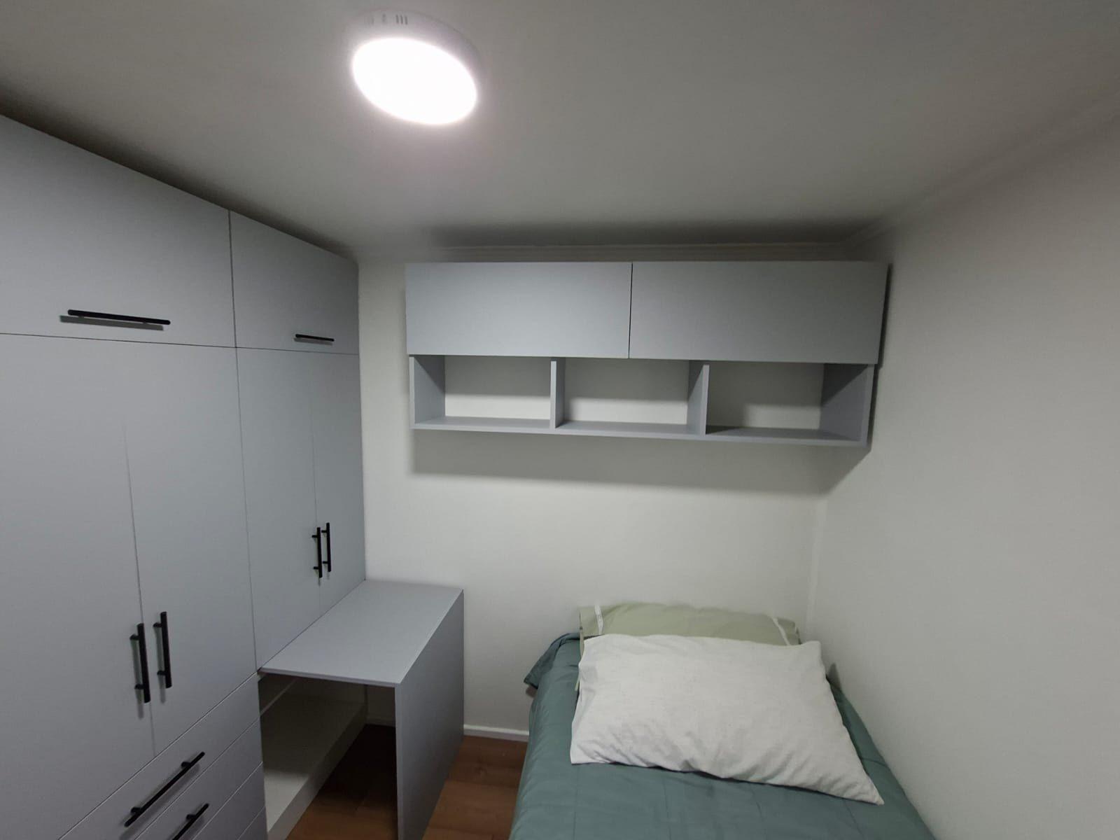 Mueble de dormitorio a medida con cajones y puertas