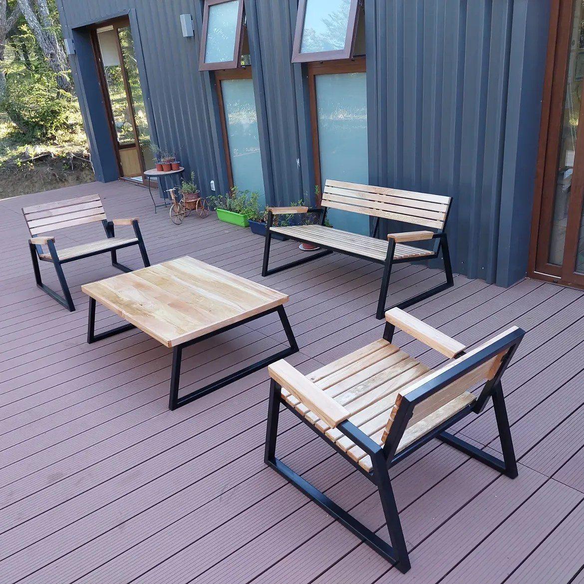 Juego de terraza en madera y fierro instalado en un deck