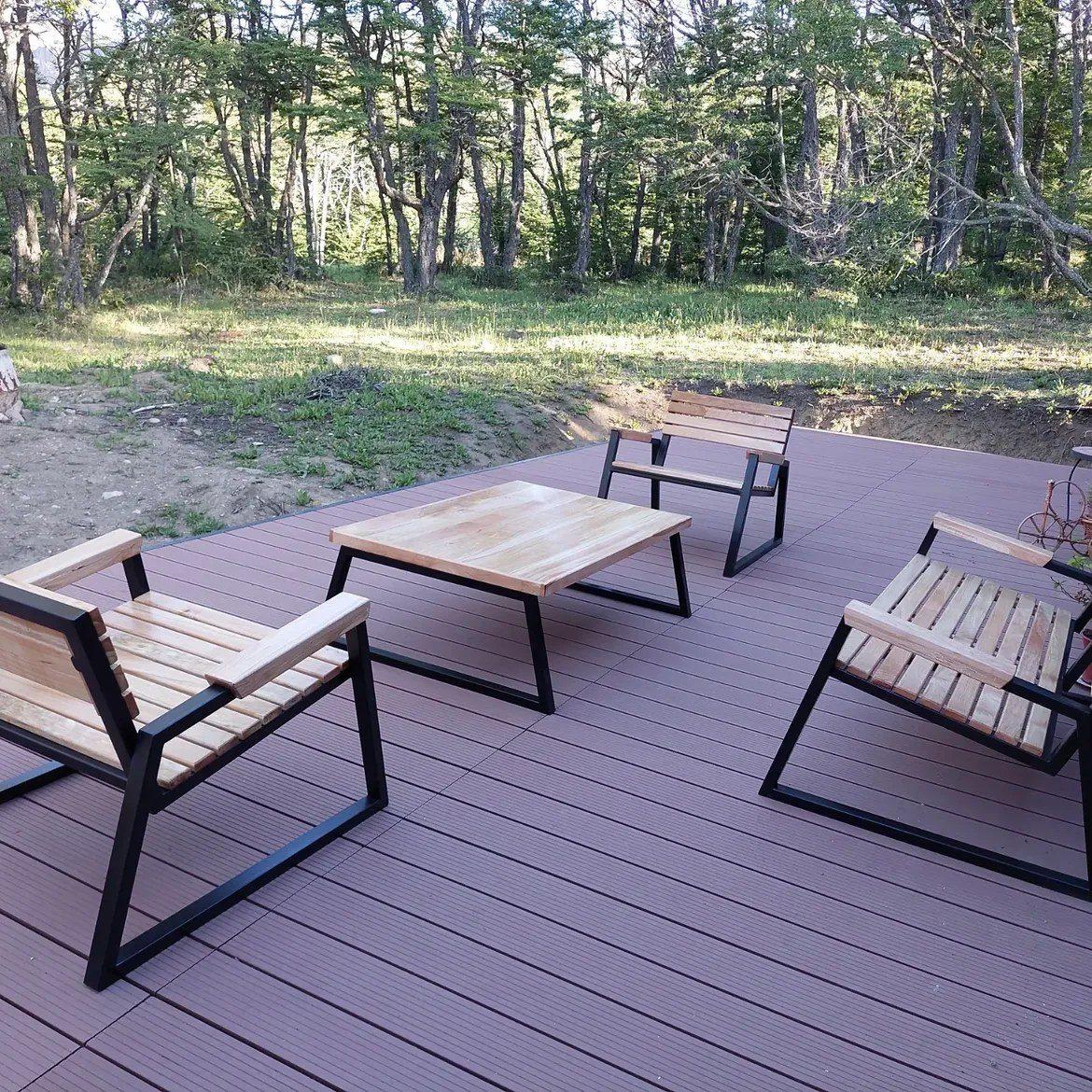 Sillones y mesa de centro para exterior en madera y fierro
