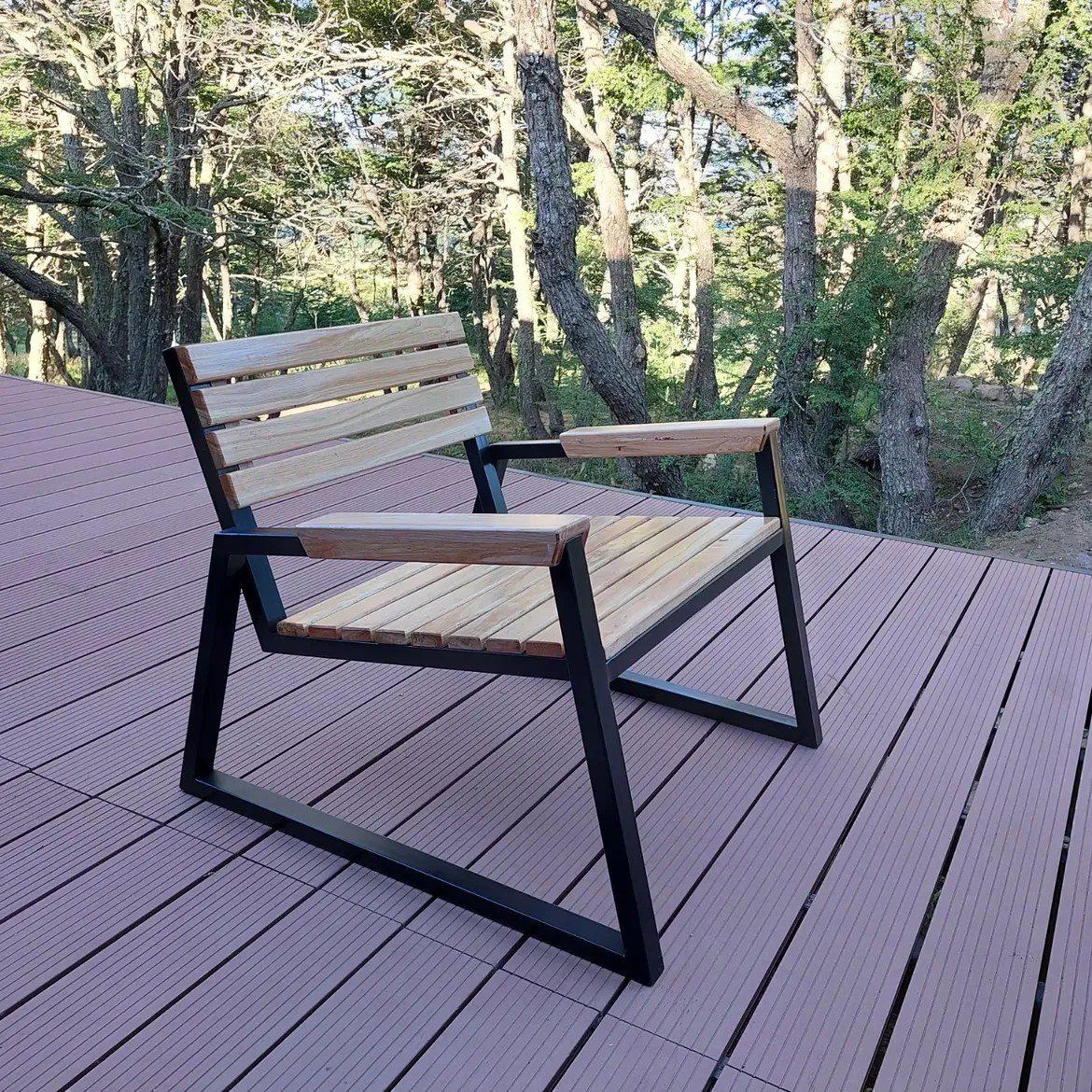 Sillón de exterior en madera con estructura de fierro