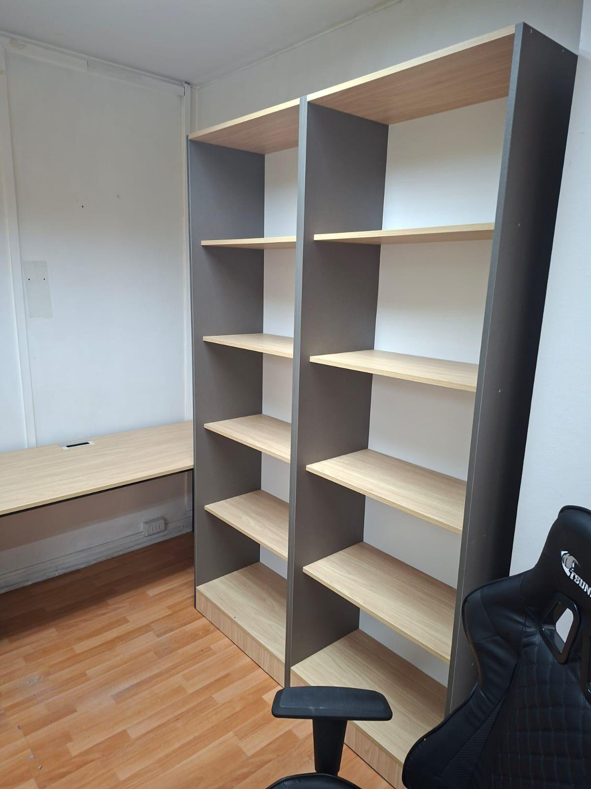 Librero a medida en madera con estructura de fierro