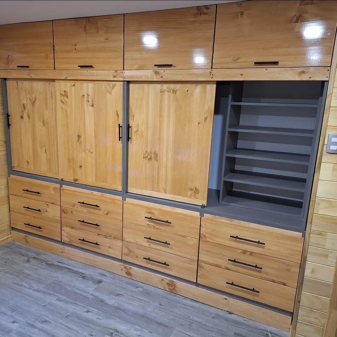 Mueble de living a medida con repisas y espacio para televisión