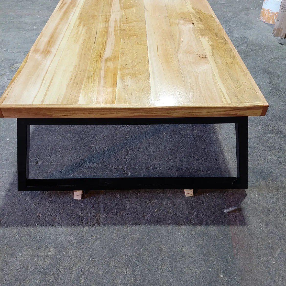 Mesa de centro en madera maciza con estructura de fierro
