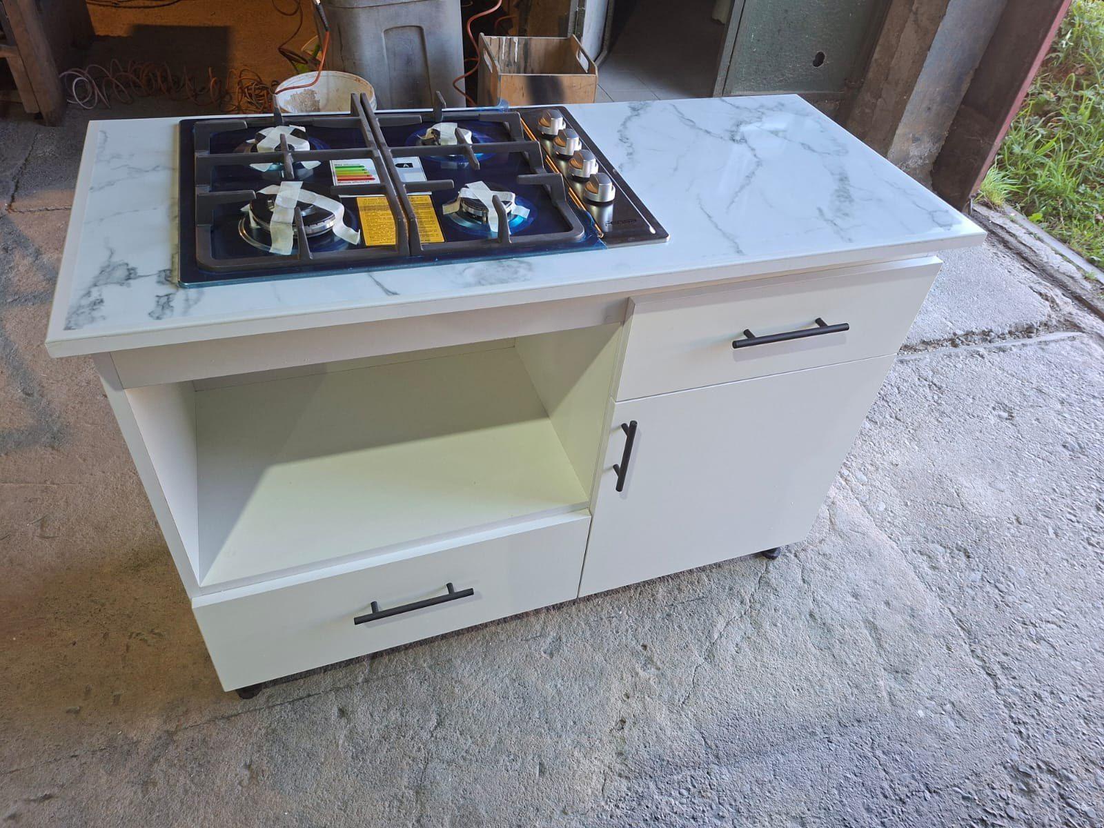 Cubierta de cocina en cuarzo blanco instalada sobre muebles a medida