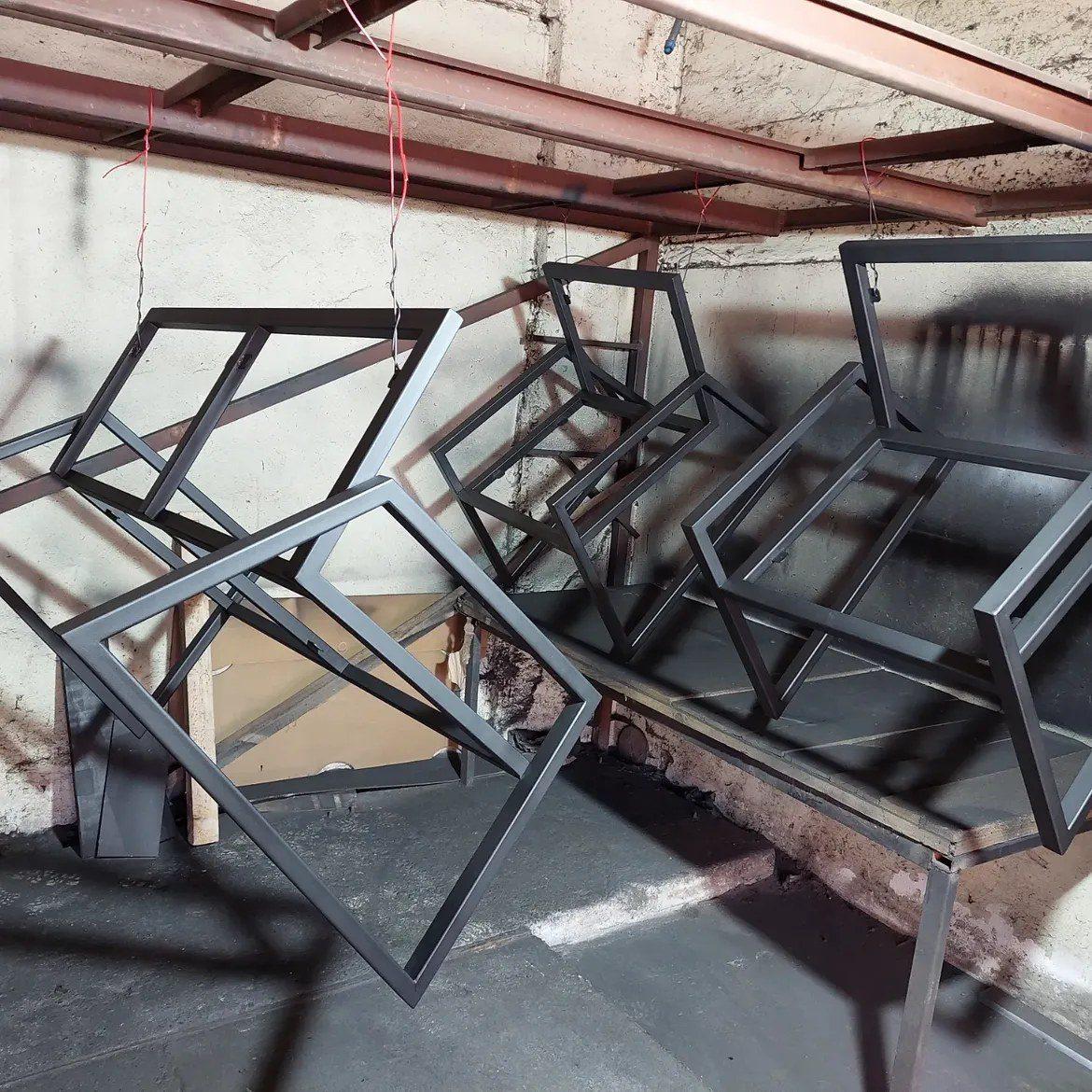 Bastidores de fierro soldados en el taller, listos para montar