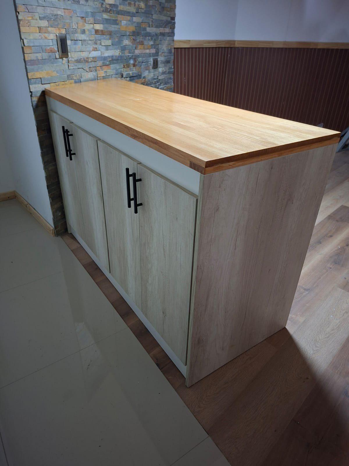 Detalle de la veta de la madera en un mueble terminado
