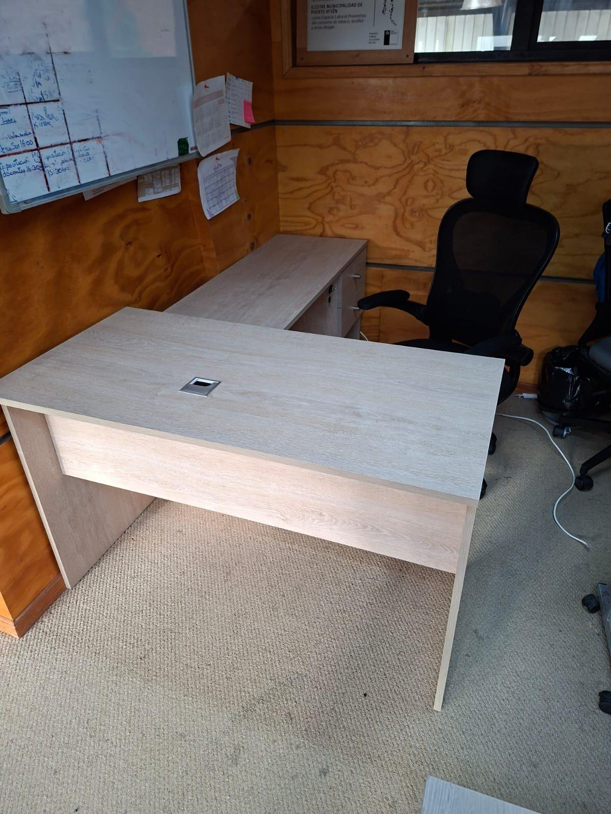 Escritorio a medida con cajonera para trabajar en casa