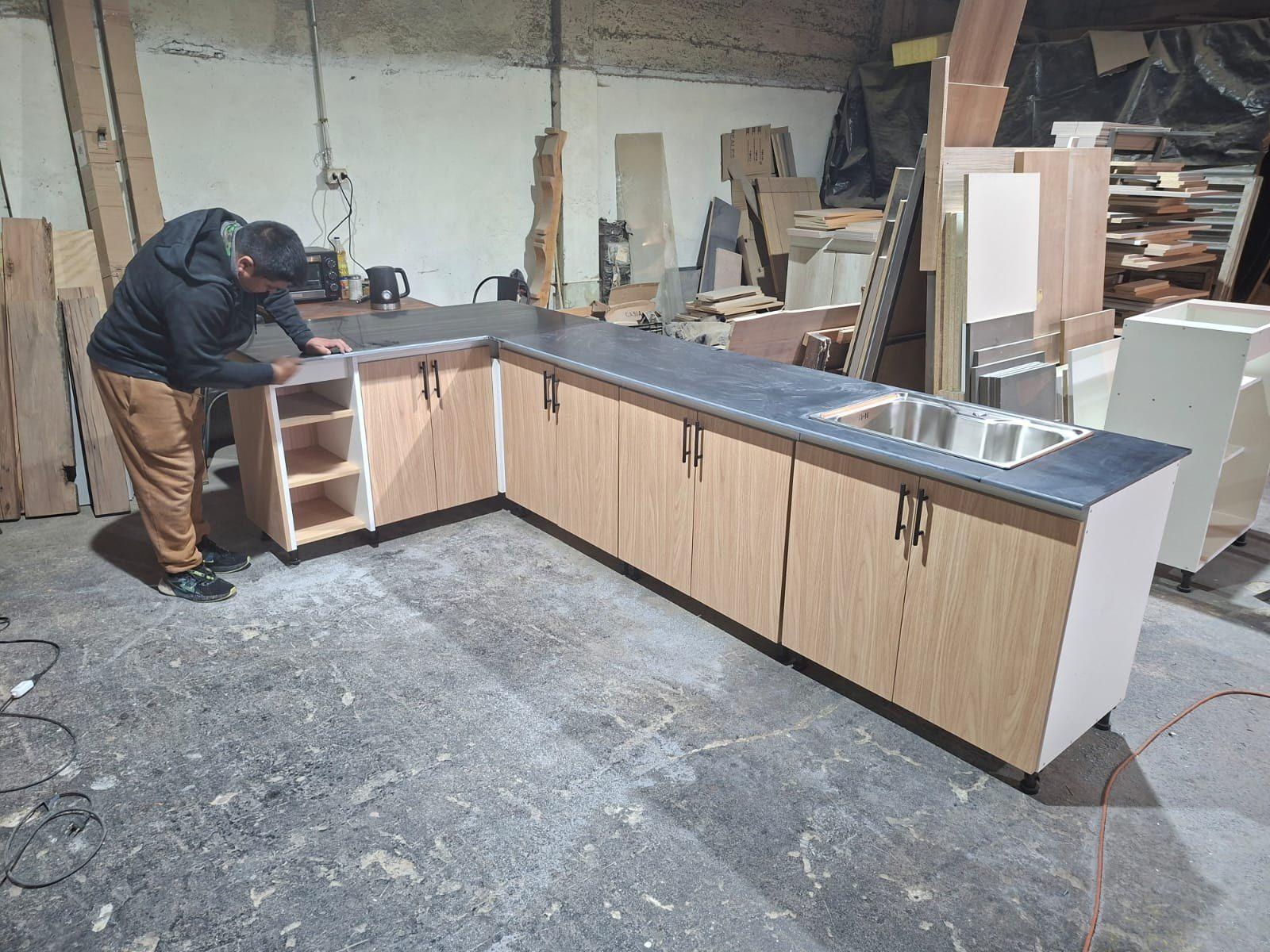 Instalación de un mueble a medida en obra, con equipo propio