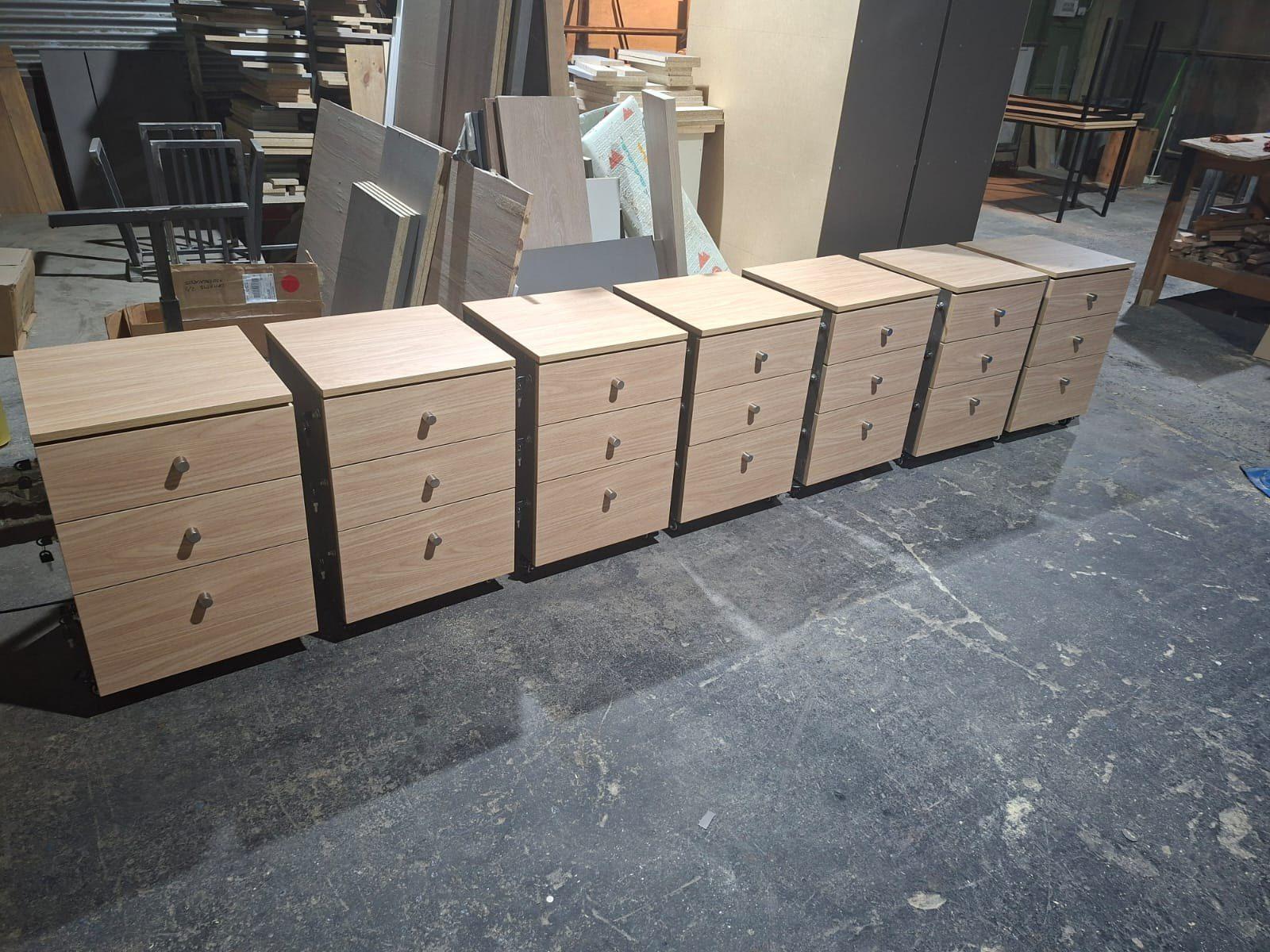 Piezas de un mueble a medida en fabricación dentro del taller