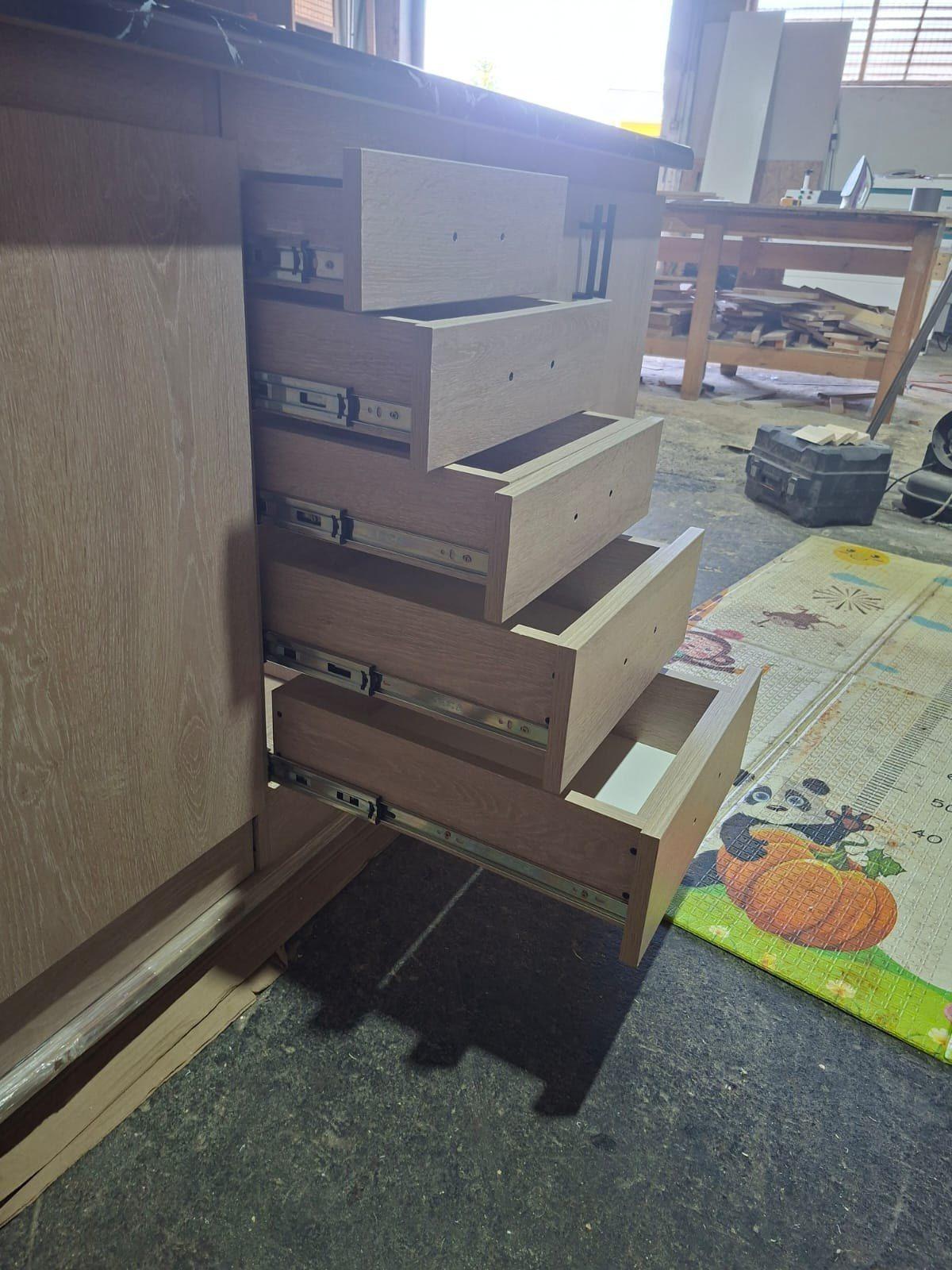 Armado y terminación de un mueble en el taller de Puerto Aysén