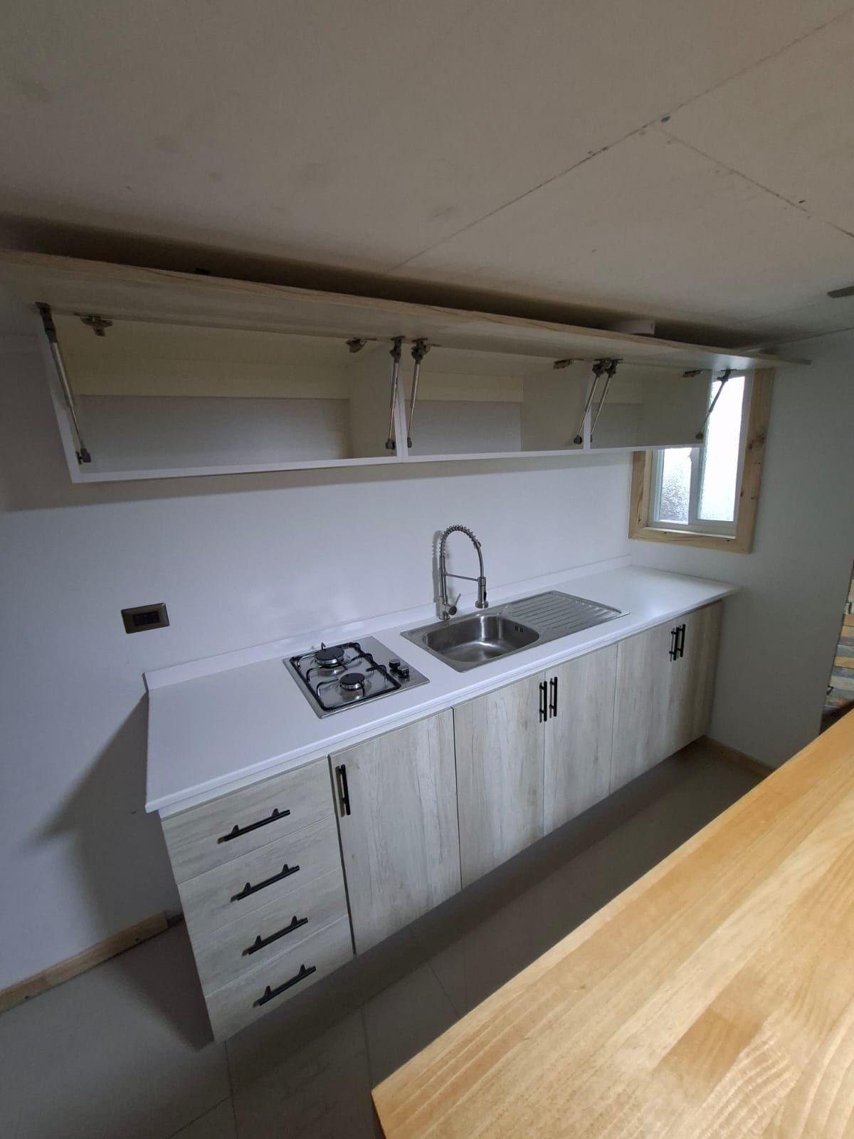 Península de la cocina con cubierta de cuarzo