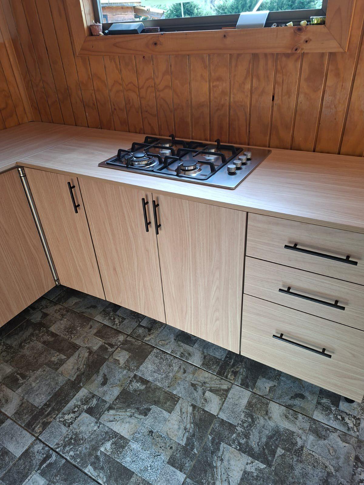 Muebles bajos de la cocina con lavaplatos integrado
