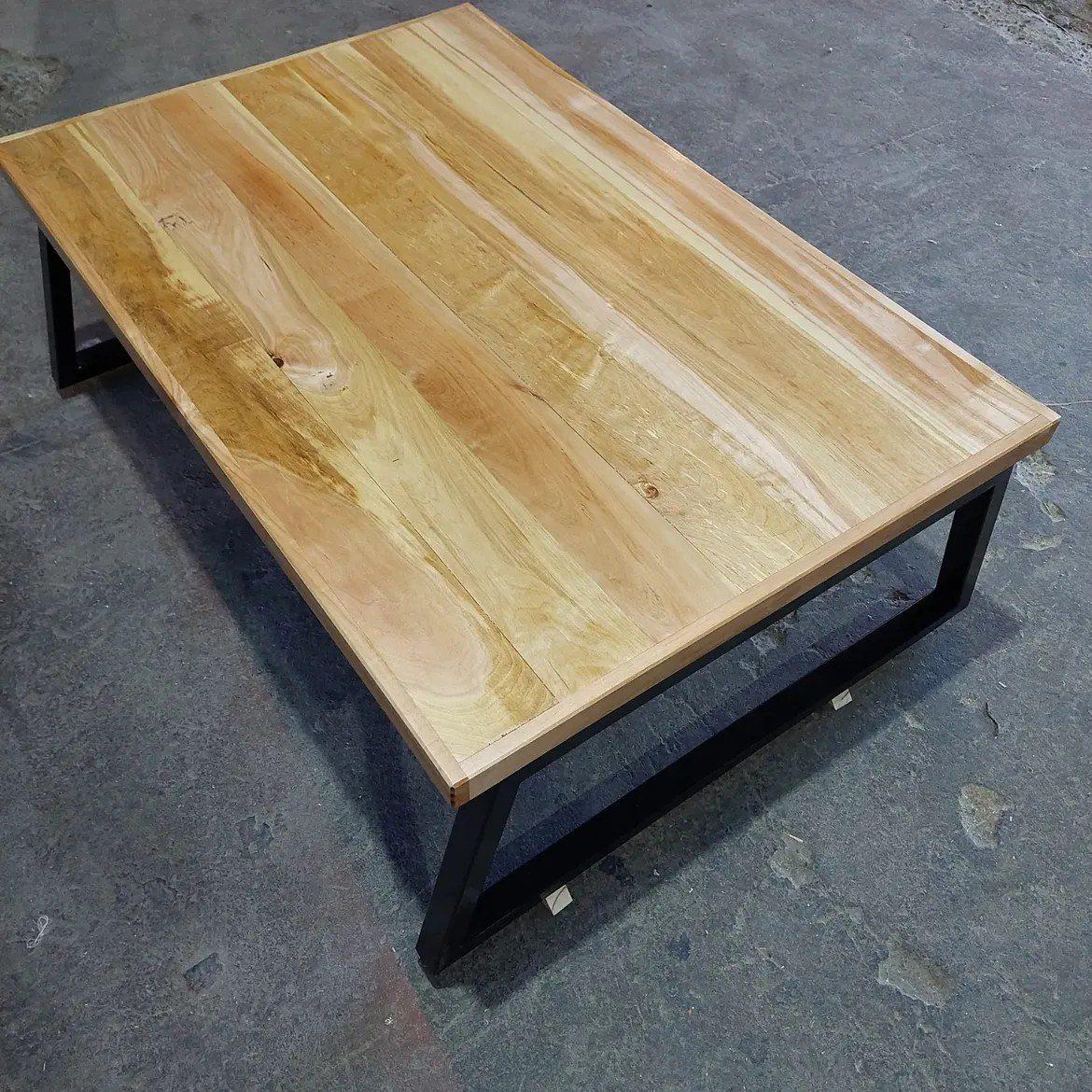 Mesa de centro en madera maciza sobre base de fierro