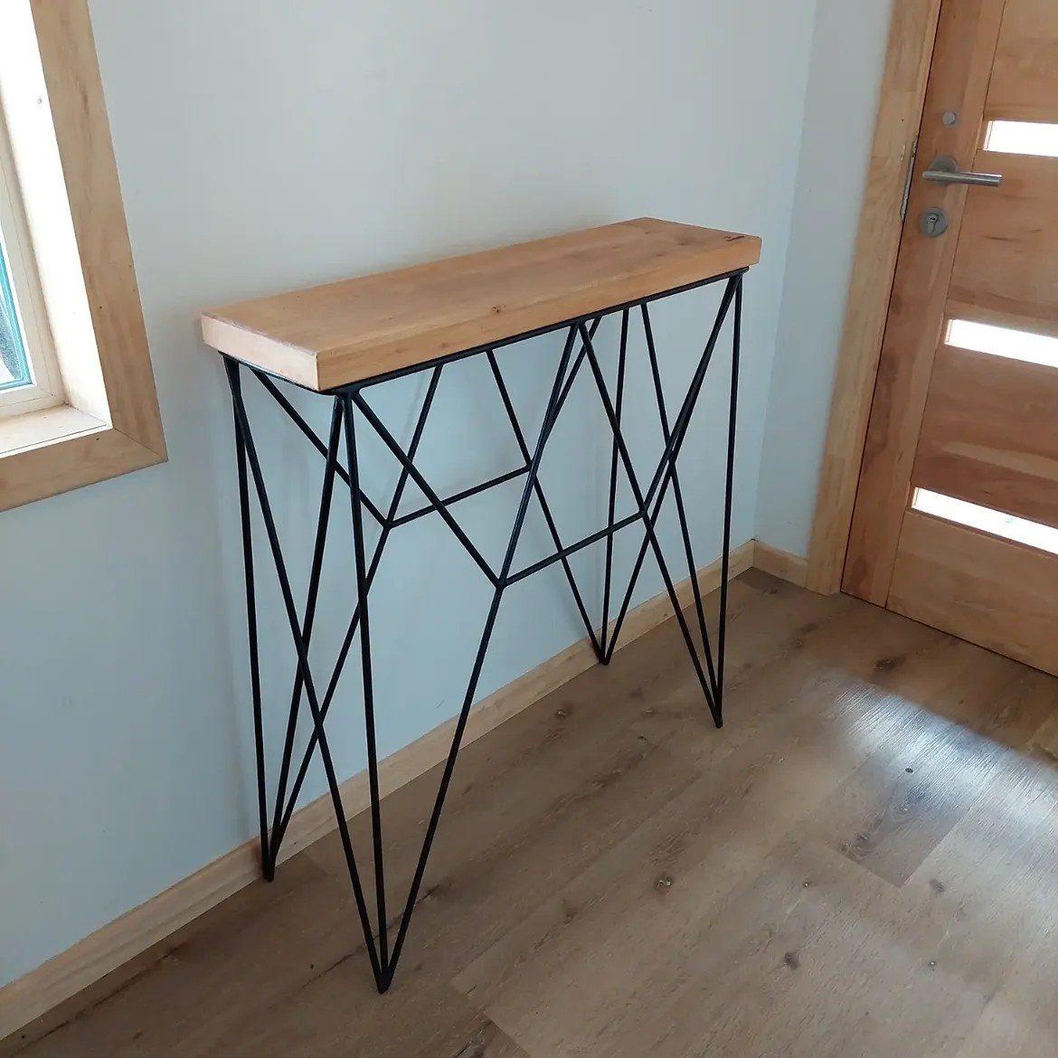 Mesa de arrimo en madera con patas de fierro geométricas