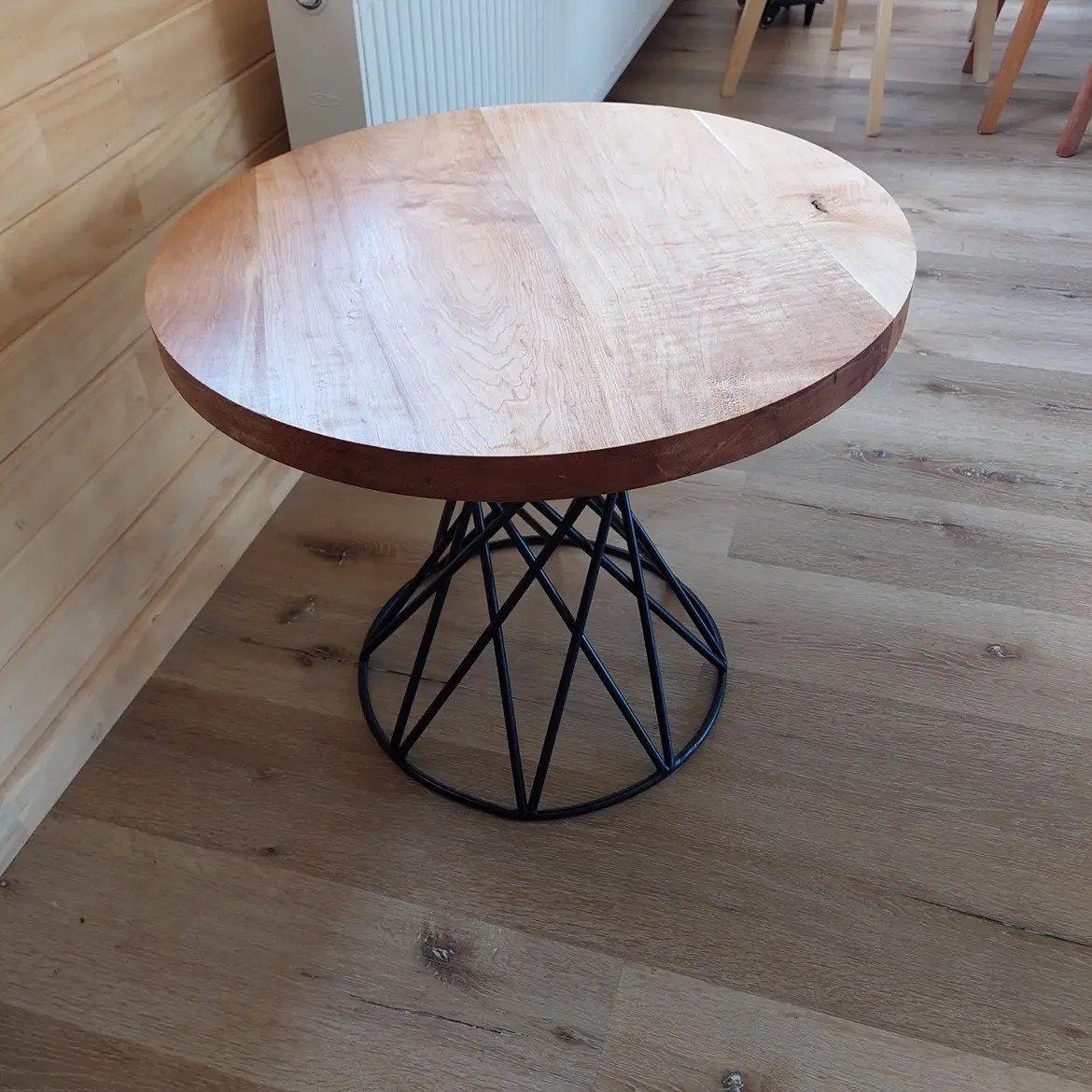 Mesa redonda en madera maciza con base de fierro trenzado